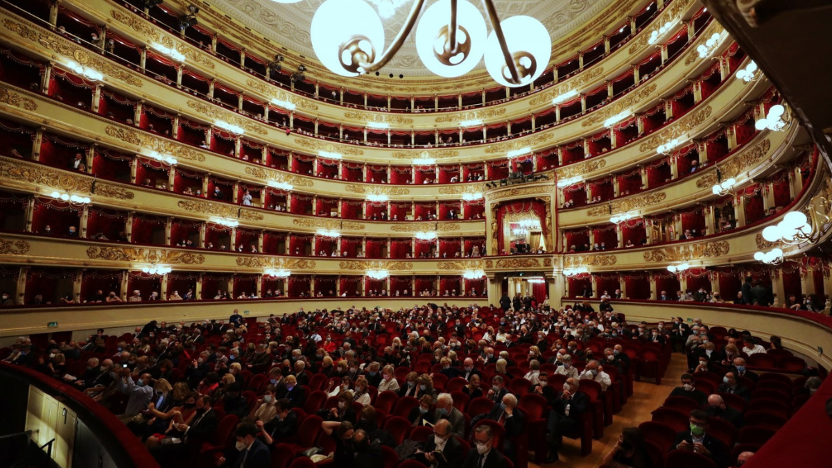 Malore alla Scala, interrotta l’opera: il maestro Chailly lascia il podio, pubblico a casa