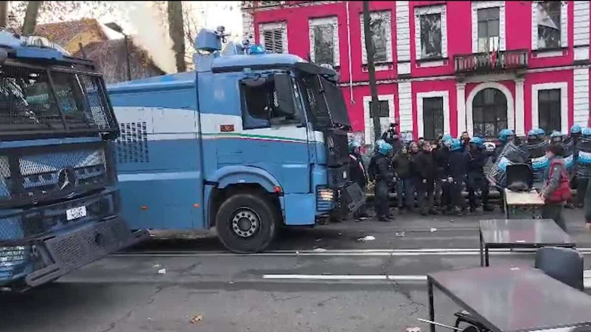 askatasuna salta il patto con il comune sgomberato il centro sociale a torino da Thesocialpost.it askatasuna salta il patto con il comune sgomberato il centro sociale a torino