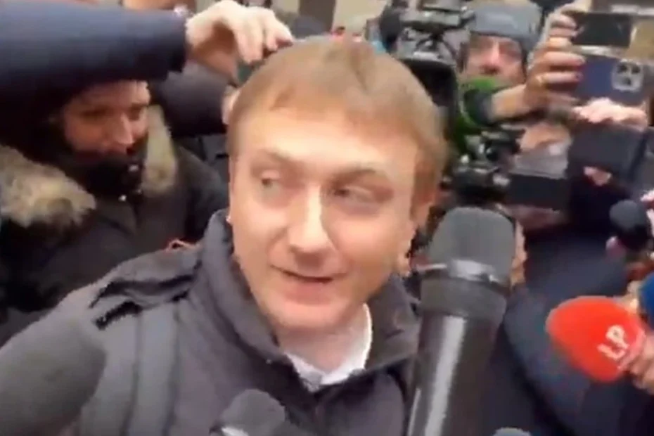 Primo piano di Alberto Stasi all’esterno del tribunale di Pavia