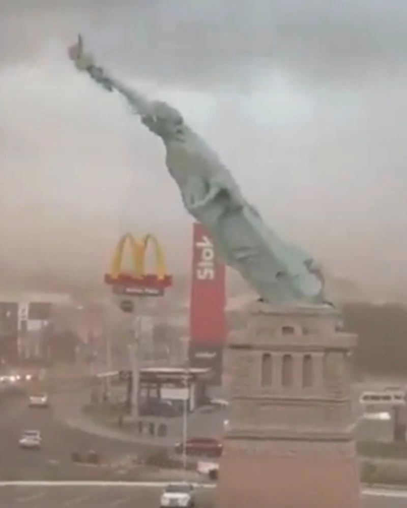 Replica della Statua della Libertà di Havan a Guaíba prima e durante la tempesta