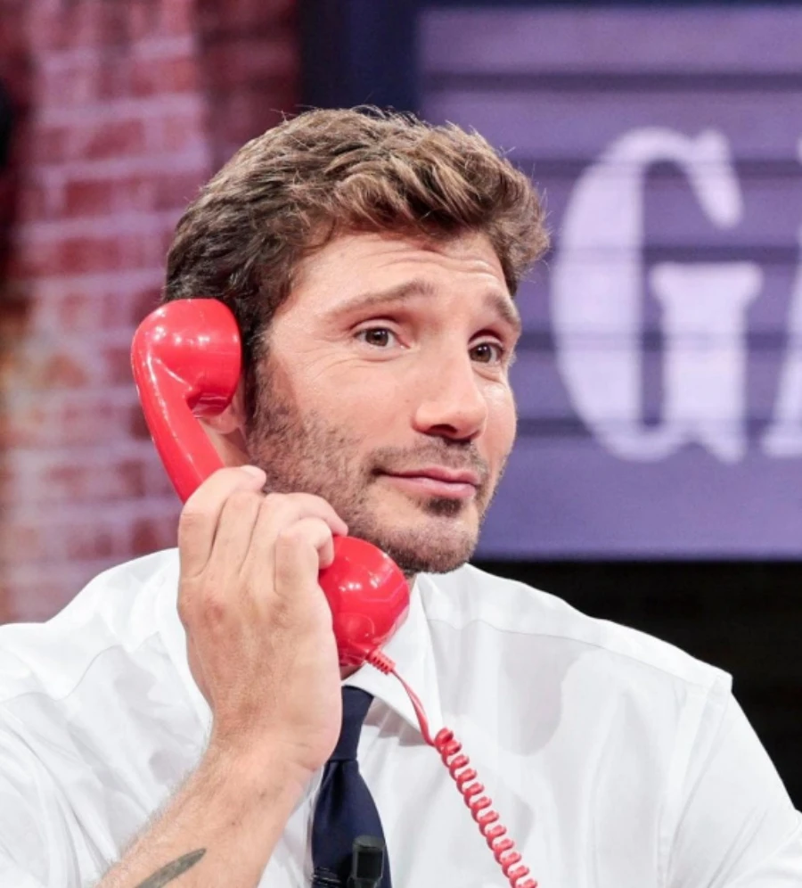 Stefano De Martino sul set di Affari Tuoi