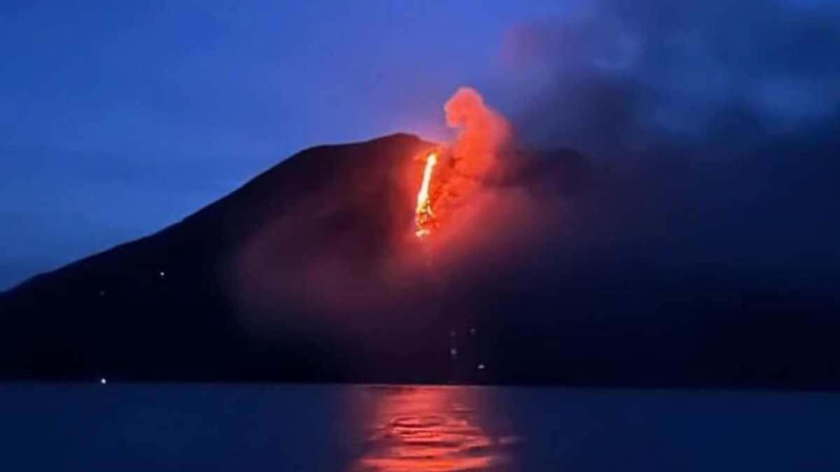 stromboli in corso un trabocco lavico flusso sulla sciara del fuoco da Thesocialpost.it stromboli in corso un trabocco lavico flusso sulla sciara del fuoco