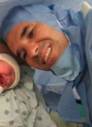 Ragazza incinta fa l’ecografia e scoppia a ridere: “Mia figlia fa le bolle”, ma il medico cambia umore