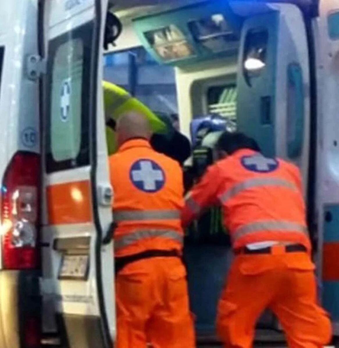 Mezzi di emergenza in azione dopo un grave incidente stradale