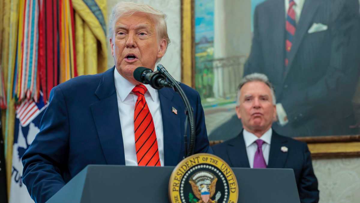 Trump sogna il quarto mandato mentre crolla nei sondaggi: il consenso è ai minimi storici Trump sogna il quarto mandato mentre crolla nei sondaggi: il consenso è ai minimi storici