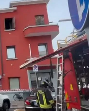 Intervento delle squadre di soccorso dopo l'incendio domestico a Udine
