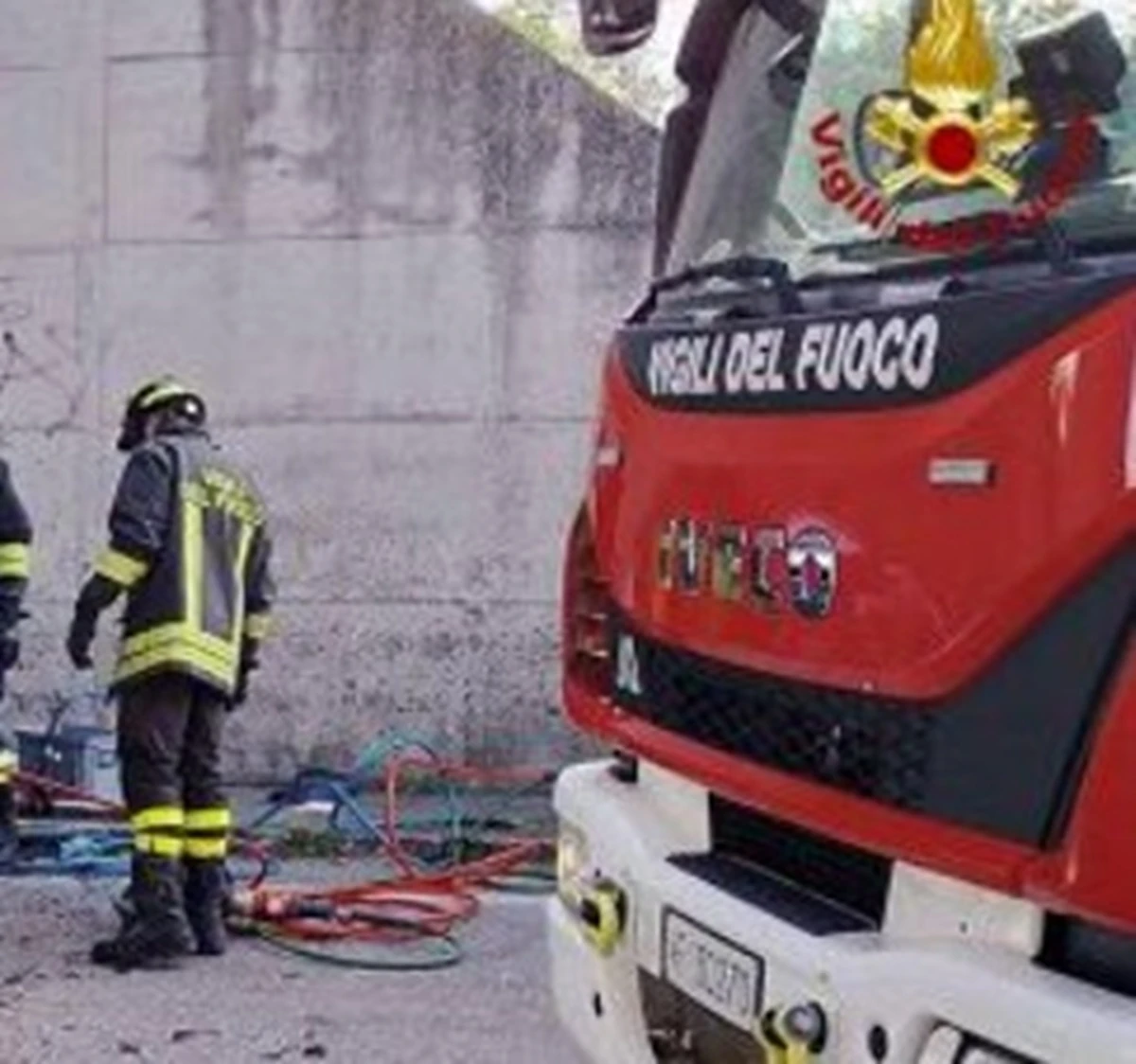 Vigili del fuoco impegnati nel recupero dell'auto