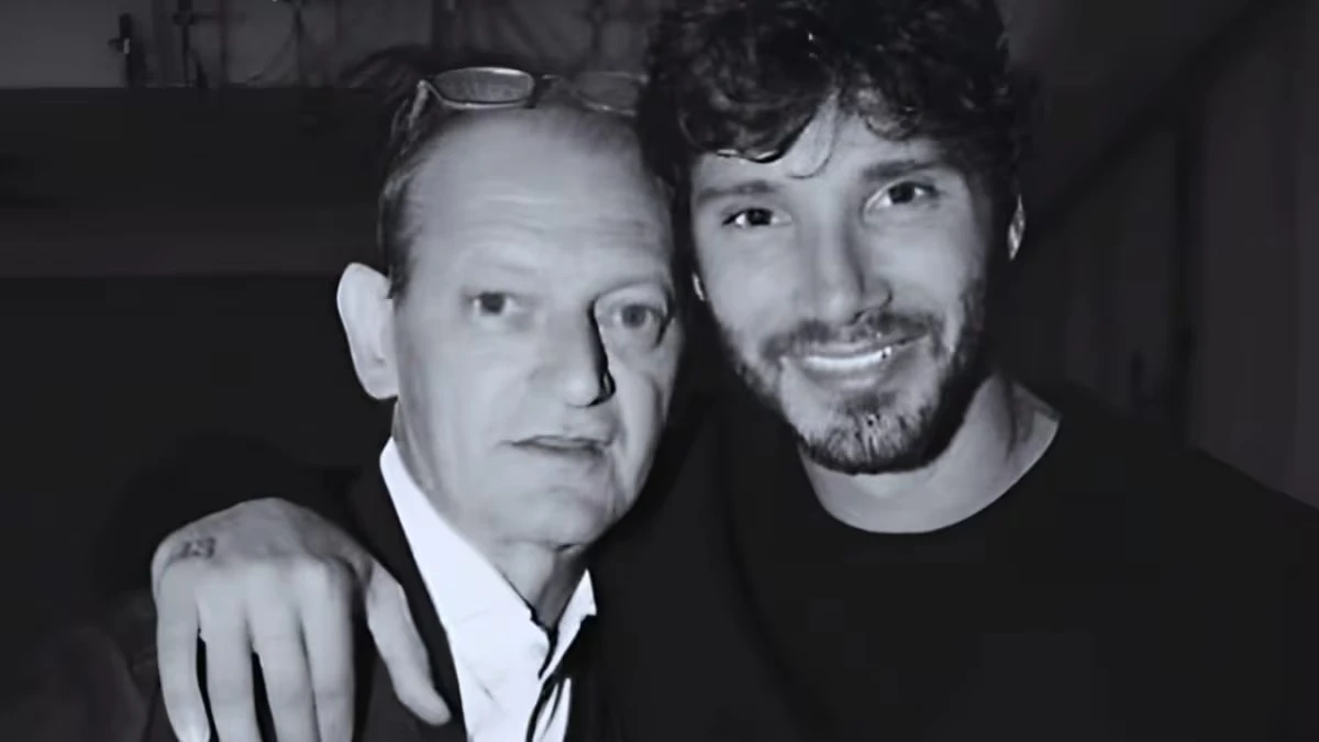Stefano De Martino durante una trasmissione televisiva Rai