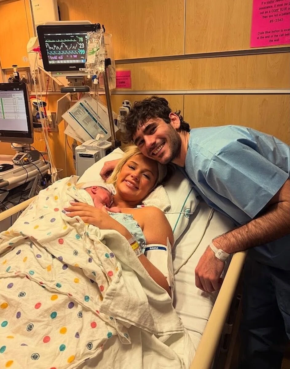 Ricki Hendrick con foto in ospedale dopo il parto