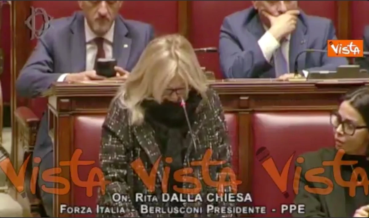 Momento di commozione in aula durante il ricordo dei ragazzi di Crans-Montana