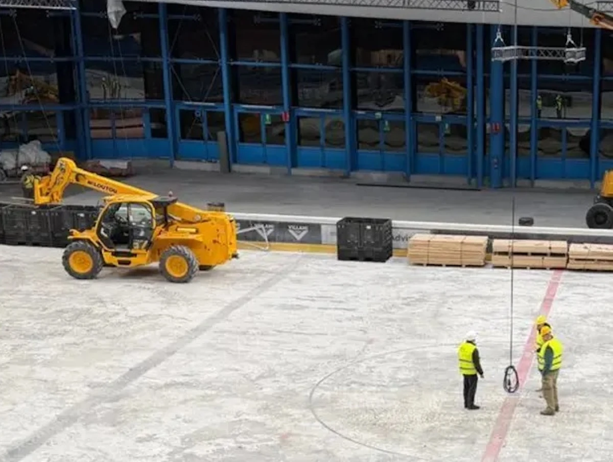 Dettaglio del cantiere innevato a Cortina, simbolo del contesto lavorativo in cui è morto il vigilante