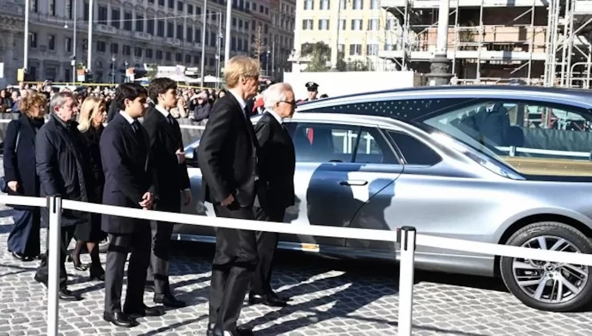 Fiori, corone e folla raccolta per l'ultimo saluto a Valentino Garavani