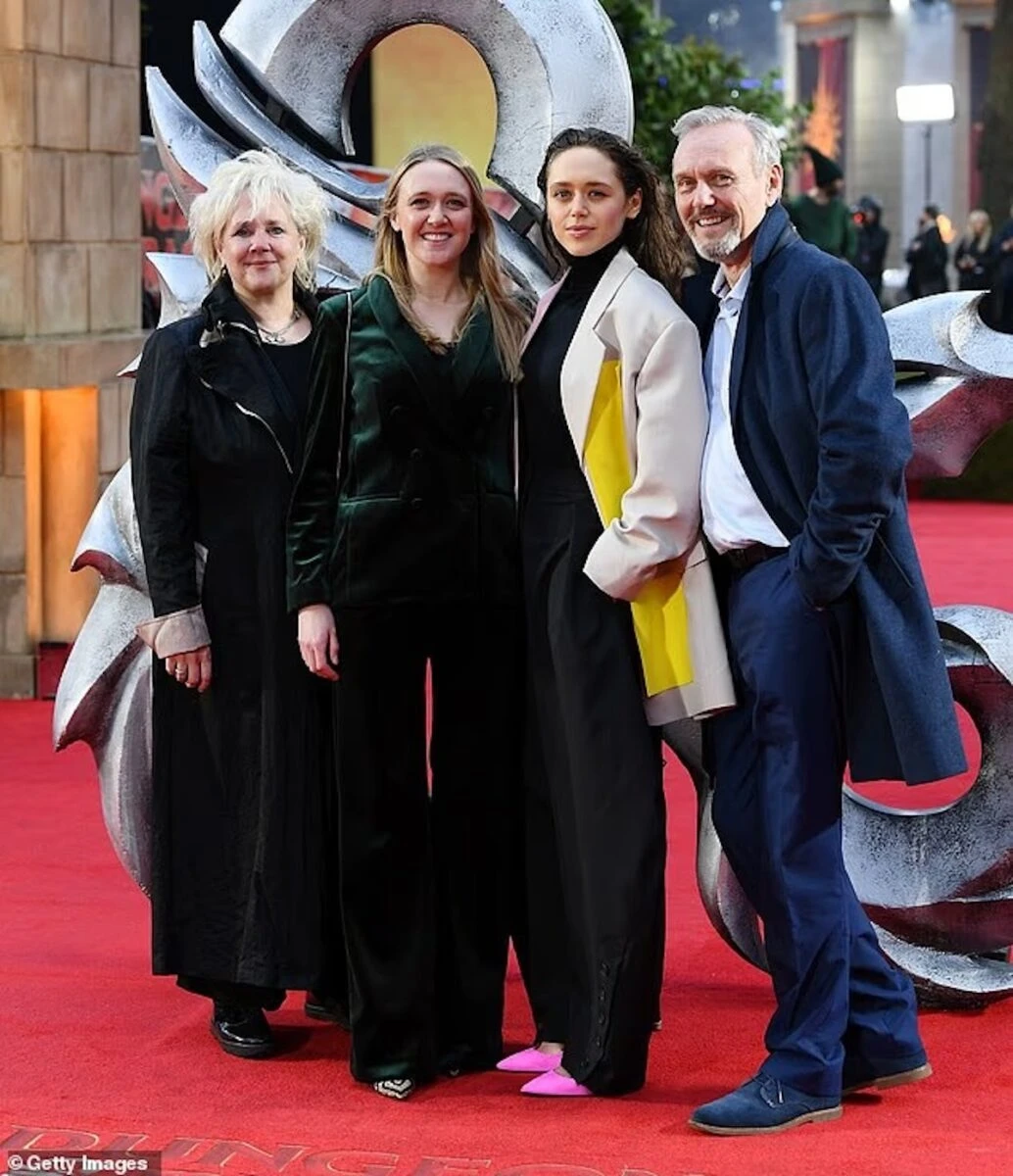 Ritratto di Sarah Fisher insieme alle figlie Emily e Daisy Head