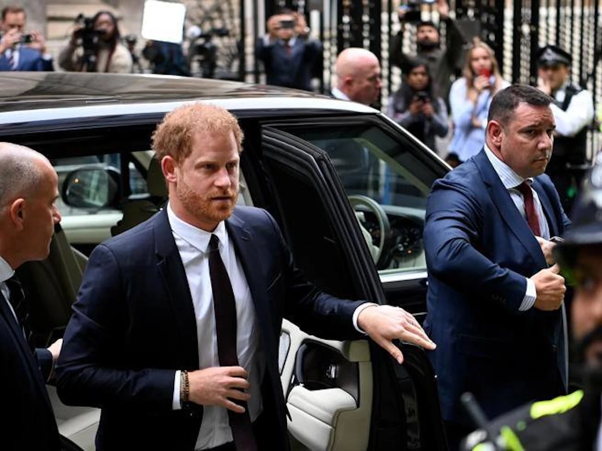Immagine di principe Harry in aula mentre affronta la stampa britannica