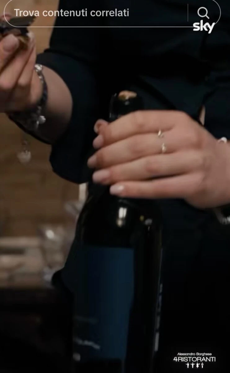 Lo chef Alessio in cucina durante la puntata di 4 Ristoranti