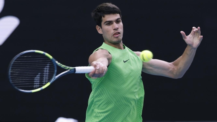 Alcaraz leggendario: batte Zverev nonostante i problemi fisici e vola in finale