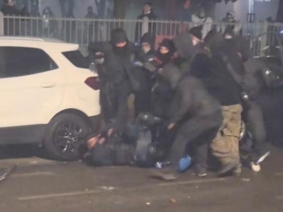 torino a ferro e fuoco per la manifestazione pro askatasuna scontri e feriti poliziotto aggredito brutalmente da Thesocialpost.it torino a ferro e fuoco per la manifestazione pro askatasuna scontri e feriti poliziotto aggredito brutalmente