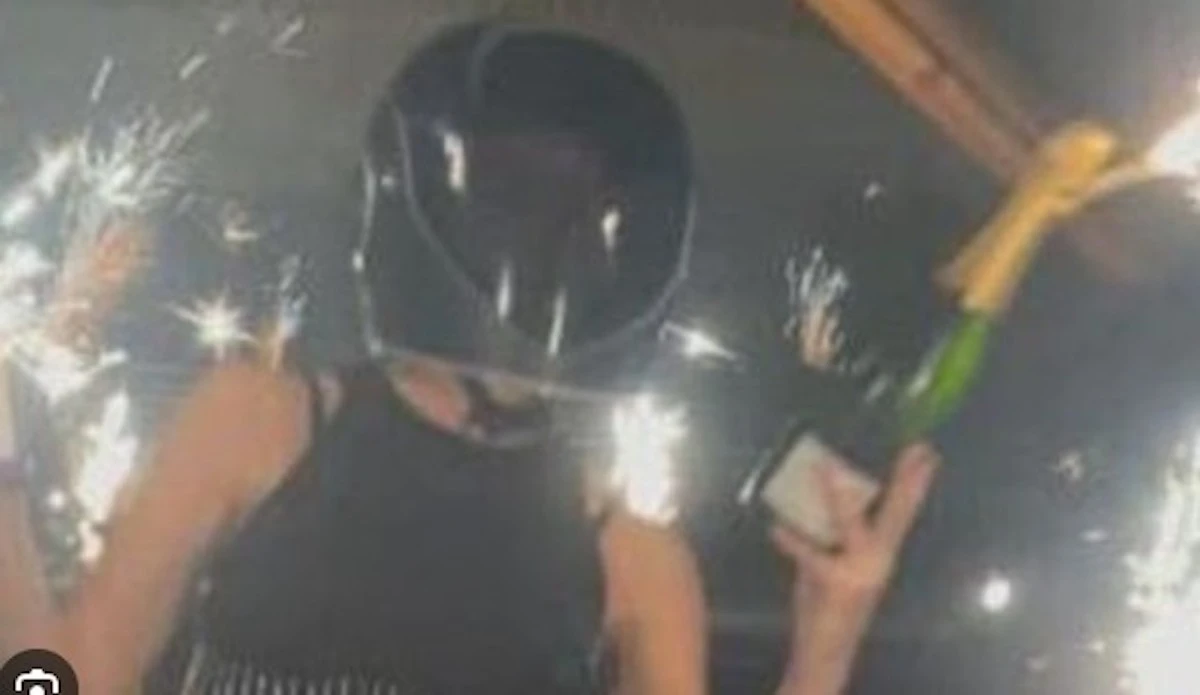 crans montana chi 232 davvero la ragazza col casco che ha innescato l8217incendio al constellation da Thesocialpost.it crans montana chi 232 davvero la ragazza col casco che ha innescato l8217incendio al constellation