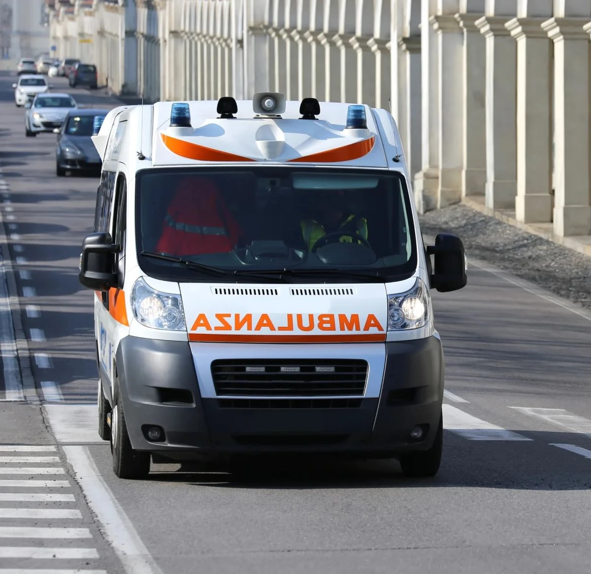 Ambulanza in corsa, simbolo della corsa disperata verso l