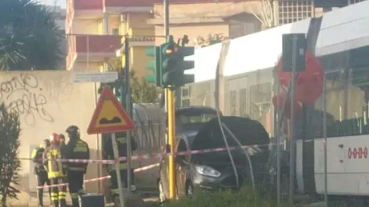 Cagliari, auto contro metropolitana leggera: donna estratta dalle lamiere e traffico in tilt