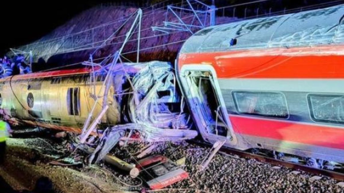 Spagna, deragliano due treni: morti e feriti