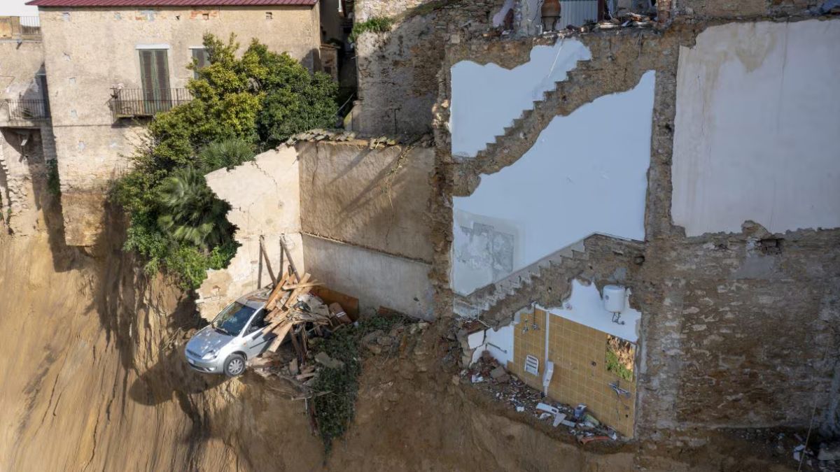 frana a niscemi crolla palazzina di tre piani zona rossa ancora a rischio da Thesocialpost.it frana a niscemi crolla palazzina di tre piani zona rossa ancora a rischio