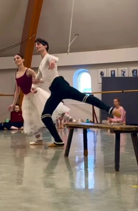 Francesco Piccinin durante una posa di danza, simbolo della sua forza e del legame con il palcoscenico