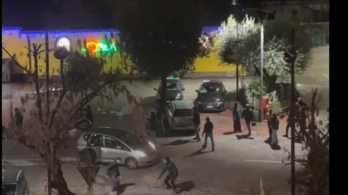 acca larentia il video dell8217assalto a militanti di giovent249 nazionale colpiti con spranghe e aste da Thesocialpost.it acca larentia il video dell8217assalto a militanti di giovent249 nazionale colpiti con spranghe e aste