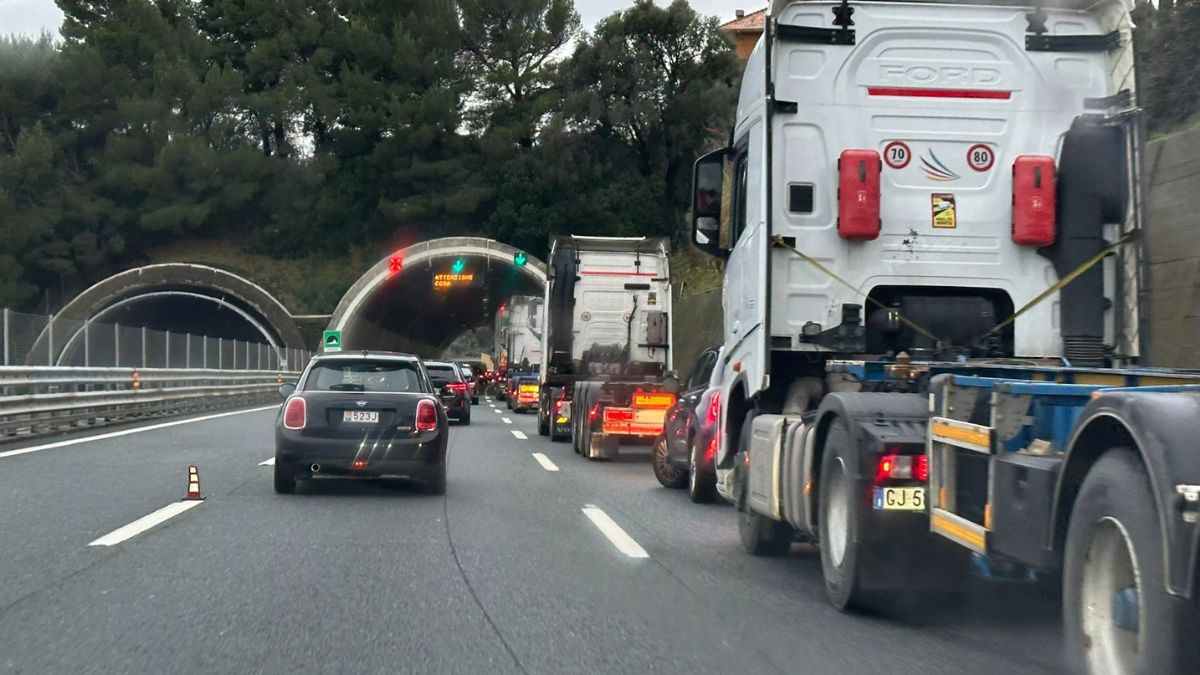 alluvione e frana caos totale sull8217autostrada italiana code per chilometri traffico in tilt da Thesocialpost.it alluvione e frana caos totale sull8217autostrada italiana code per chilometri traffico in tilt