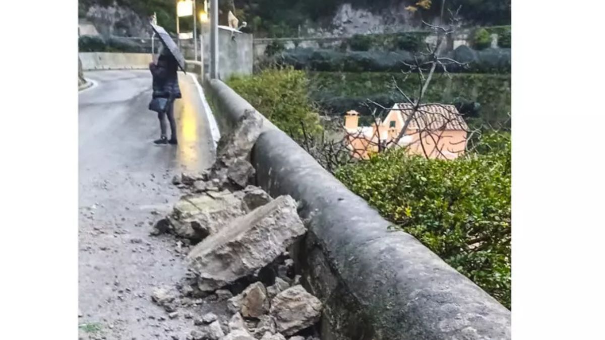 frana improvvisa maltempo shock in italia un8217intera zona resta isolata da Thesocialpost.it frana improvvisa maltempo shock in italia un8217intera zona resta isolata