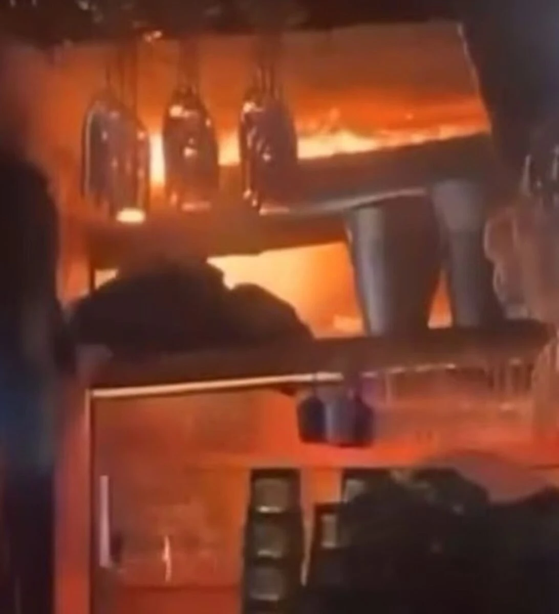 Interni danneggiati dal fuoco dopo l'incendio al locale di Crans-Montana