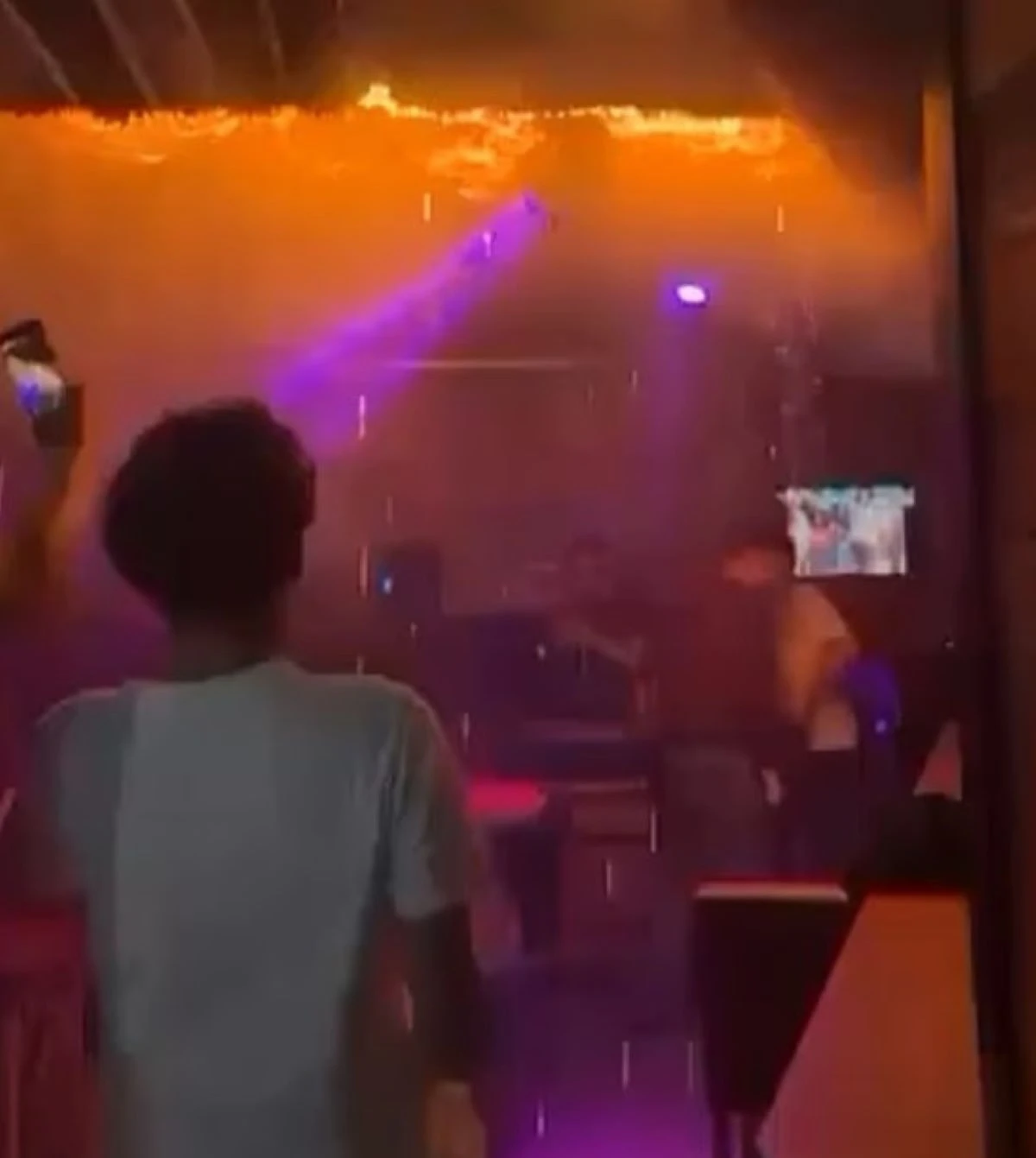 Incendio al bar Constellation di Crans-Montana, esterno del locale avvolto dalle fiamme