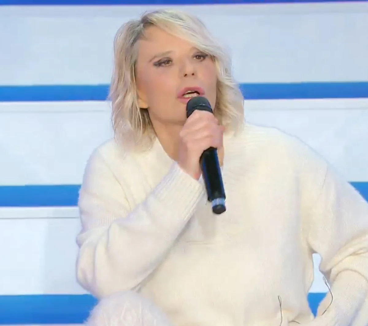 Maria De Filippi e il parterre di Uomini e Donne durante una puntata del programma