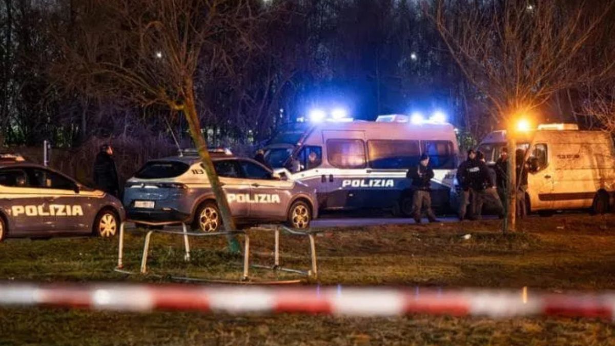 Sparatoria Milano, parla il poliziotto: “Ci ha puntato la pistola contro”. Cosa rischia