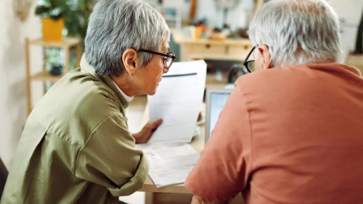 Pensioni, 55mila persone rischiano di restare senza assegno per mesi dal 2027: l’allarme della Cgil