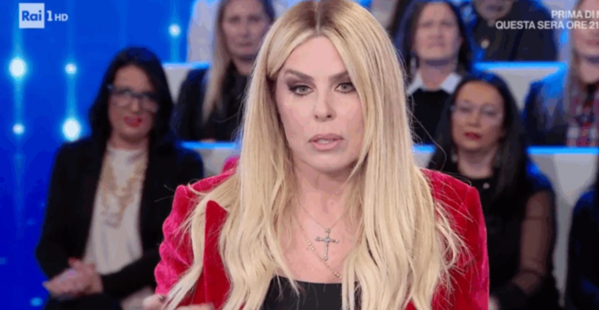 Loredana Lecciso alla stazione Centrale di Milano