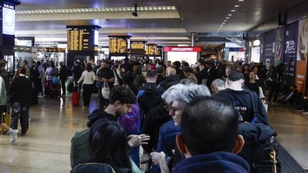 scoppia incendio nella grande stazione italiana pompieri sul posto treni in tilt da Thesocialpost.it scoppia incendio nella grande stazione italiana pompieri sul posto treni in tilt