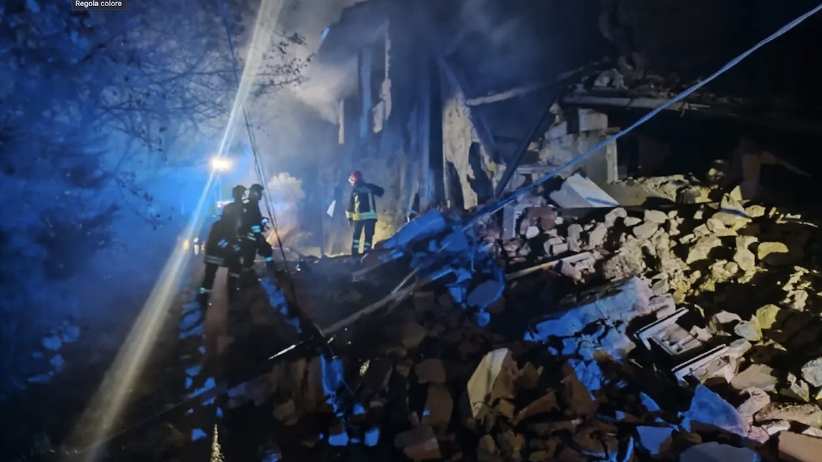 esplosione in italia crolla parte della casa in fiamme ricerche disperate tra le macerie da Thesocialpost.it esplosione in italia crolla parte della casa in fiamme ricerche disperate tra le macerie