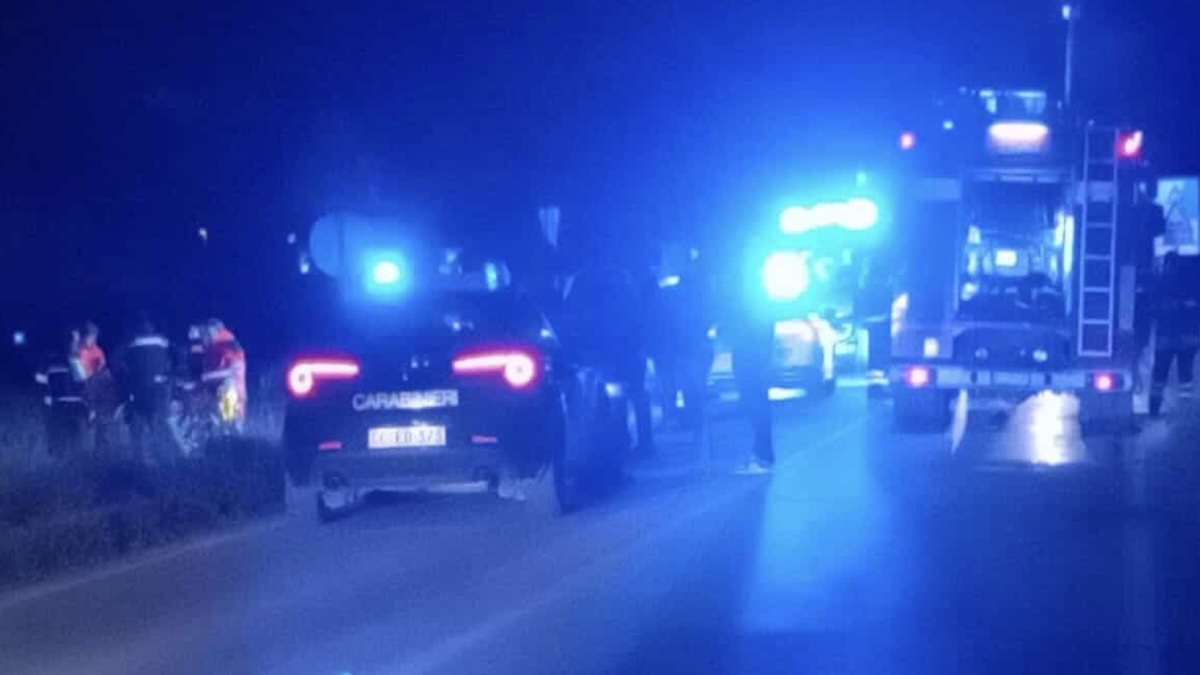 Scende dall’auto in panne, poi l’orrore in un secondo: muore davanti agli occhi di figlia e marito