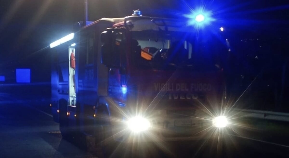 Frontale mortale in serata, strada sbarrata. Soccorsi sul posto, gravissimo