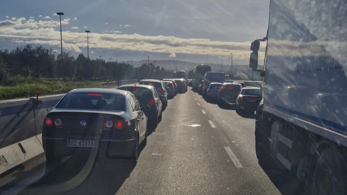 Intervento dei soccorsi dopo l'incidente sulla Ss121 nei pressi di Etnapolis