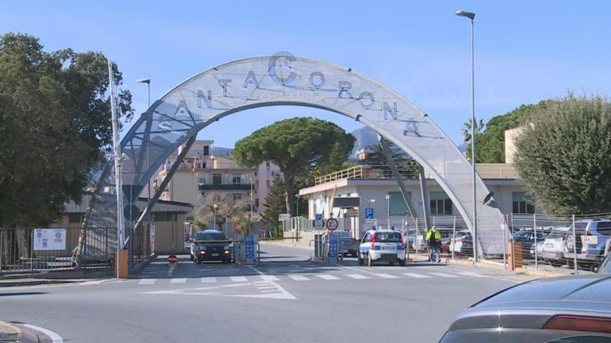 Aggredisce la moglie con le forbici, lei tenta la fuga dal terrazzo: arrestato per tentato omicidio Aggredisce la moglie con le forbici, lei tenta la fuga dal terrazzo: arrestato per tentato omicidio