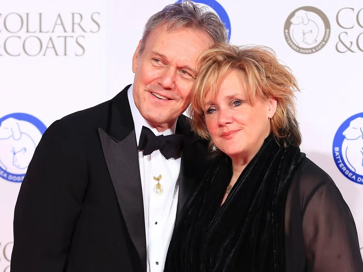 Anthony Head e Sarah Fisher durante un evento pubblico