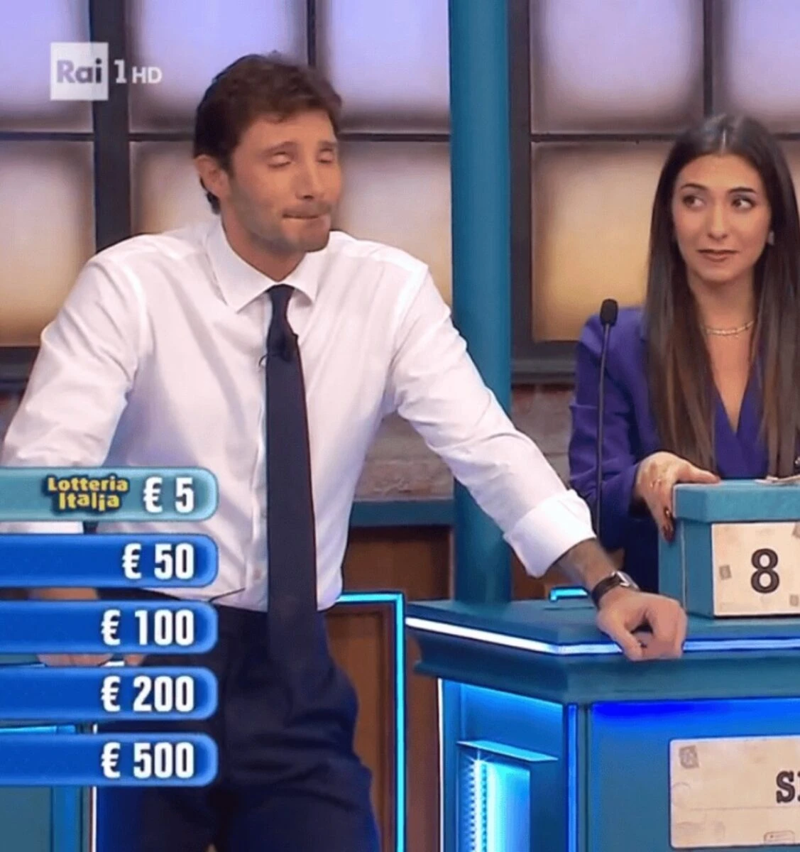 Un momento di gioco e sorpresa finale a Affari tuoi