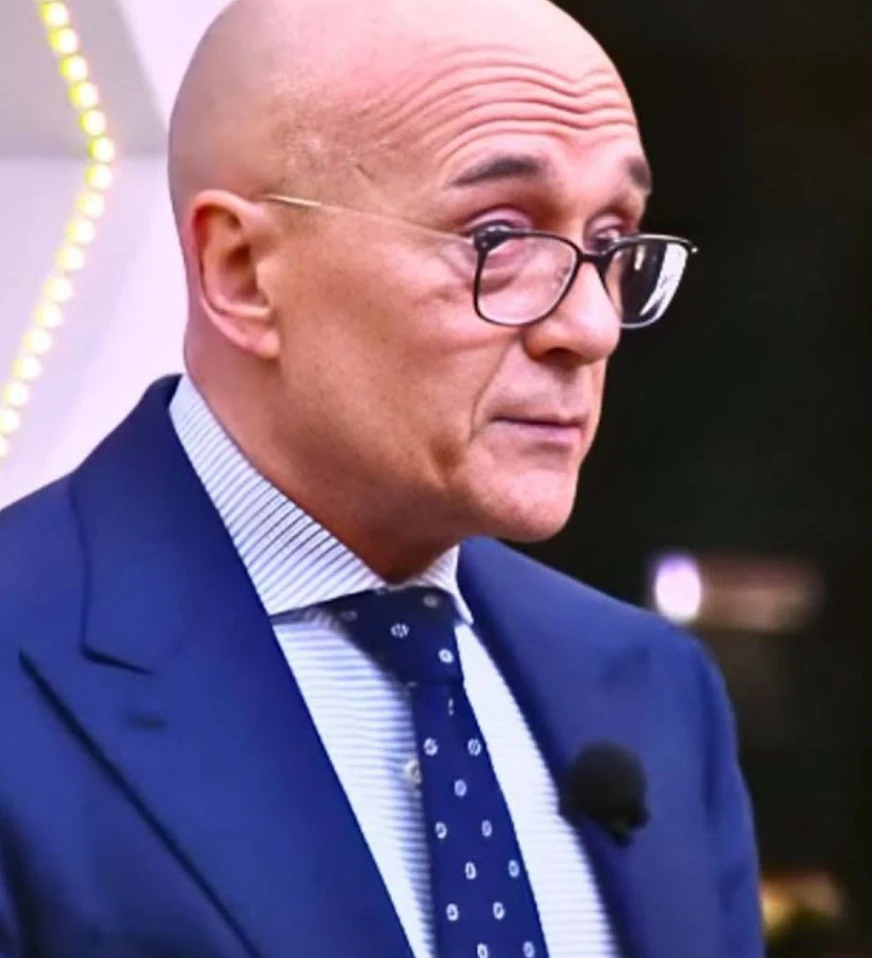 Alfonso Signorini, protagonista del Grande Fratello Vip al centro di un ciclone mediatico