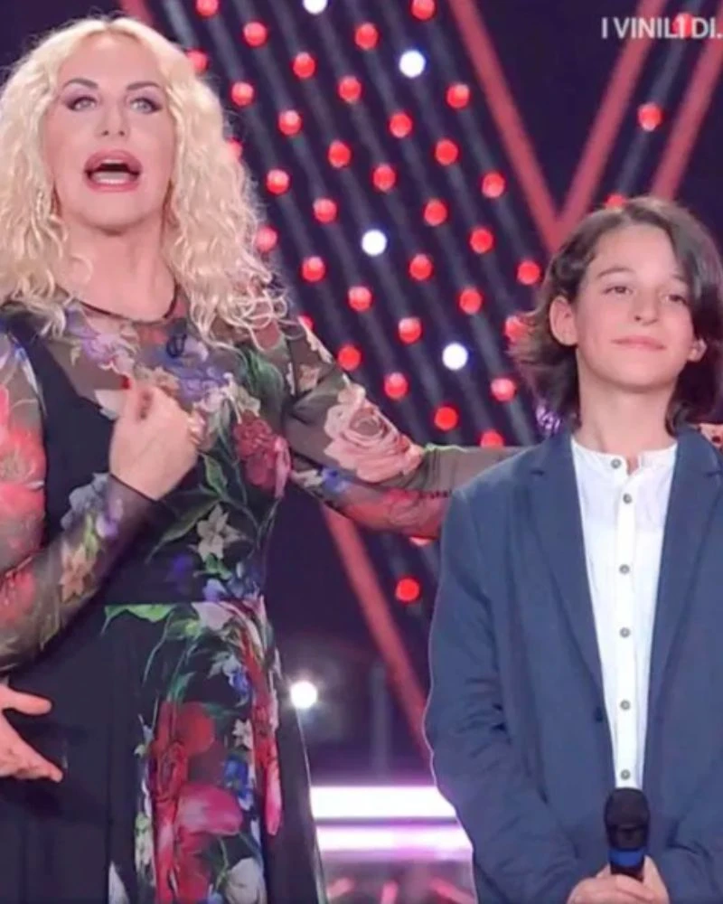 Antonella Clerici abbraccia Andrea Motta sul palco di The Voice Kids
