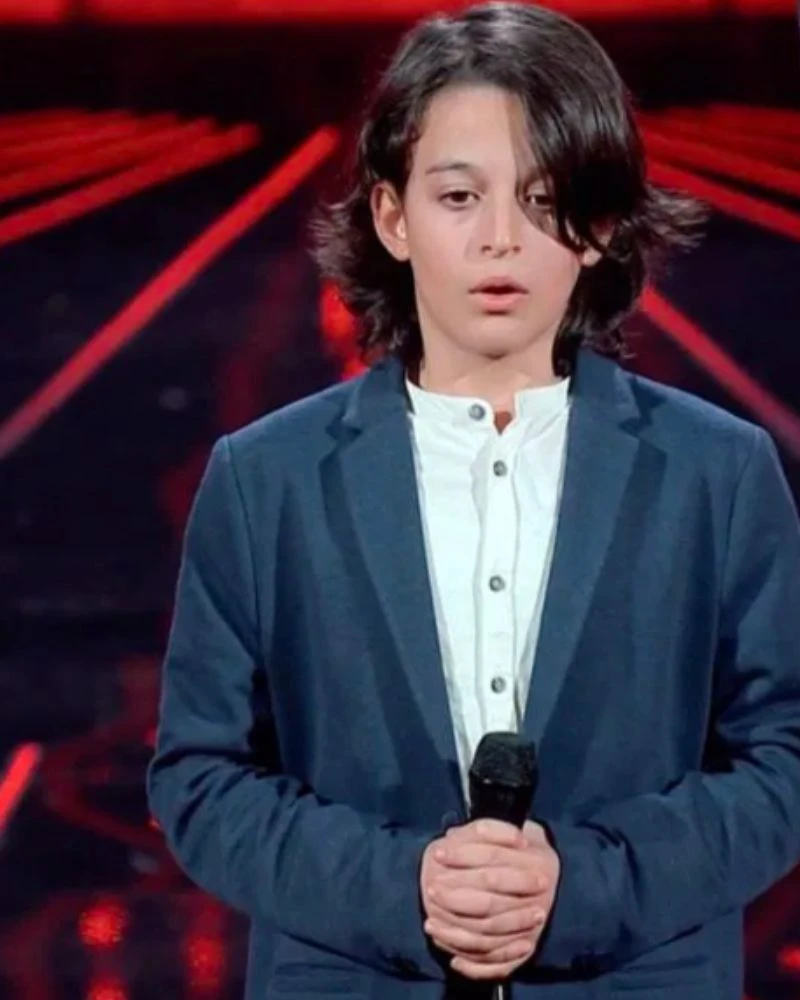 Primo piano di Andrea Motta a The Voice Kids dopo l'esibizione su Balorda Nostalgia