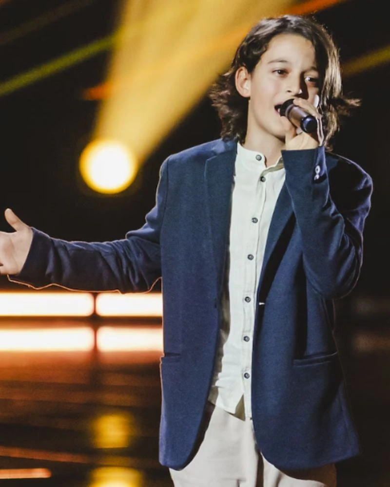 Andrea Motta sul palco di The Voice Kids durante le Blind Audition