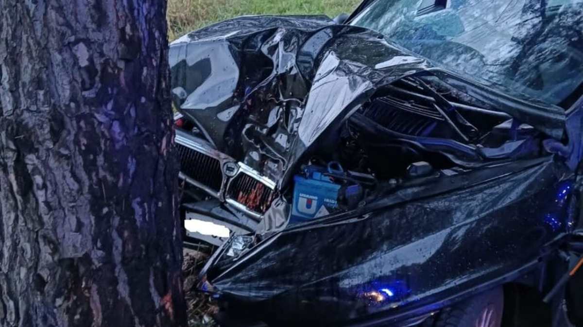 Una scena devastante: schianto sulla provinciale, un groviglio di lamiere. Atroce! Una scena devastante: schianto sulla provinciale, un groviglio di lamiere. Atroce!