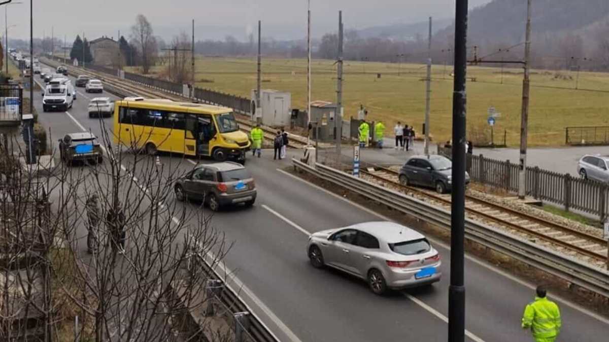 Spaventoso incidente sulla statale: auto finisce sui binari, va tutto in tilt